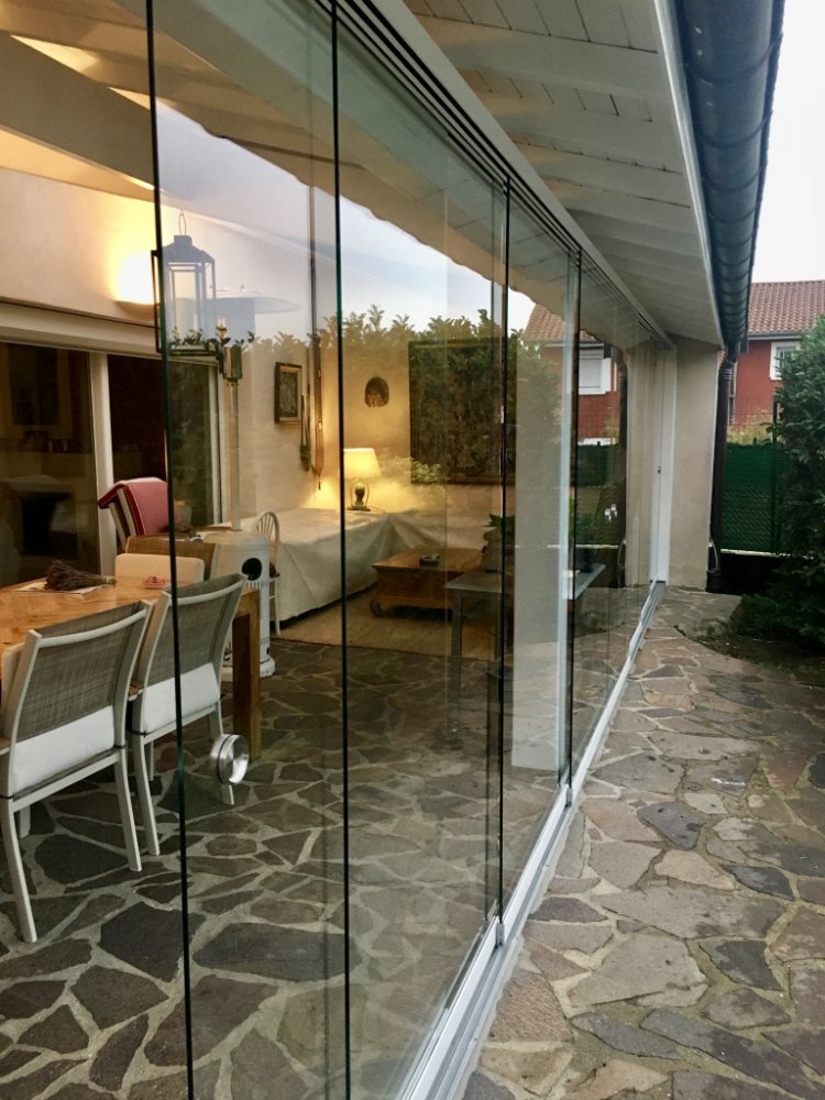 Réalisation d'une fermeture de terrasse avec des coulissants entièrement vitrés à Limonest