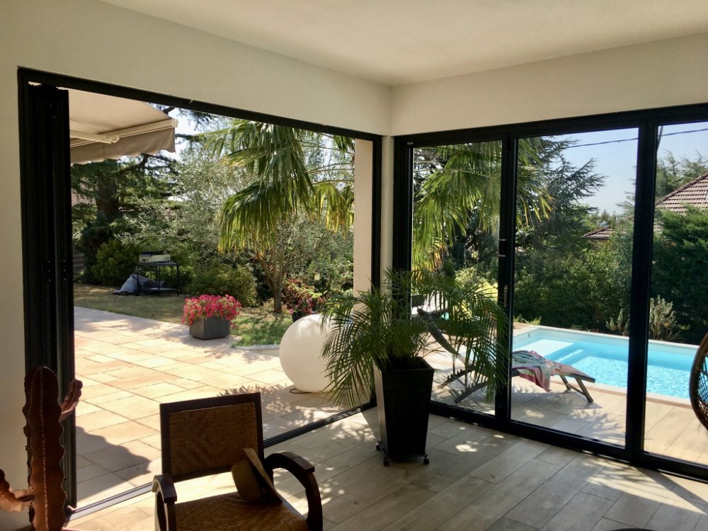 Pose et installation de baie vitrée accordéon sur mesure à Limonest