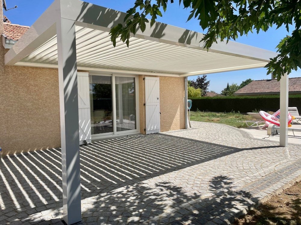 Pergola sur-mesure blanche avec lames orientables – Un projet élégant et fonctionnel près de Villefranche-sur-Saône