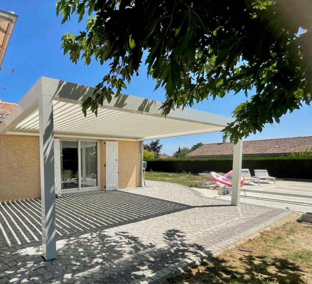Pergola sur-mesure blanche avec lames orientables – Un projet élégant et fonctionnel près de Villefranche-sur-Saône