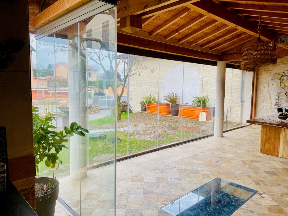 Découvrez cette sublime réalisation : fermeture de terrasse sur-mesure, conçue et installée pour s’intégrer parfaitement à cette habitation dans l’Ain (01)