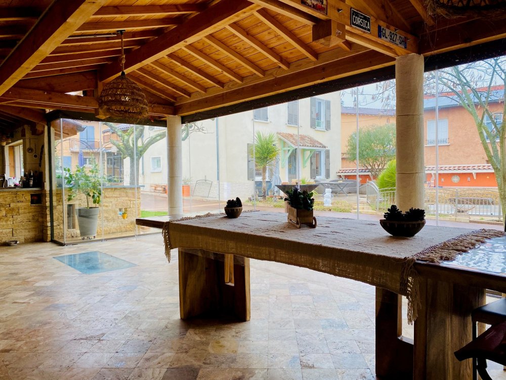Découvrez cette sublime réalisation : fermeture de terrasse sur-mesure, conçue et installée pour s’intégrer parfaitement à cette habitation dans l’Ain (01)