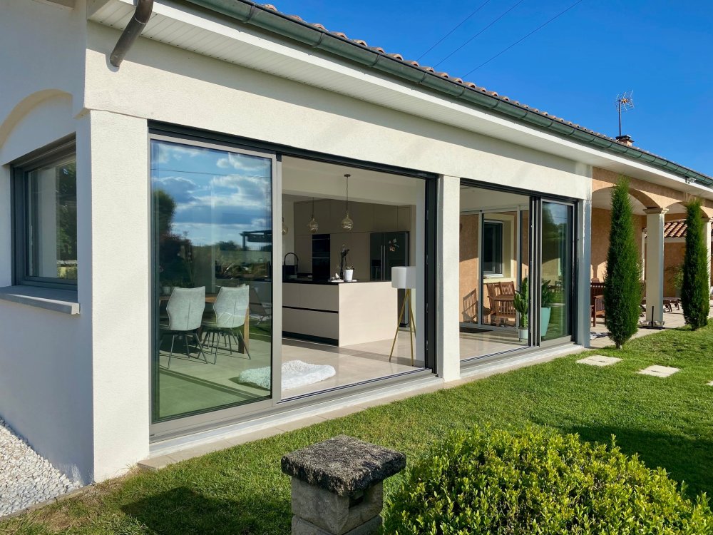 Fourniture et pose de stores screen dans une villa chaleureuse implantée dans l'Ain (01)