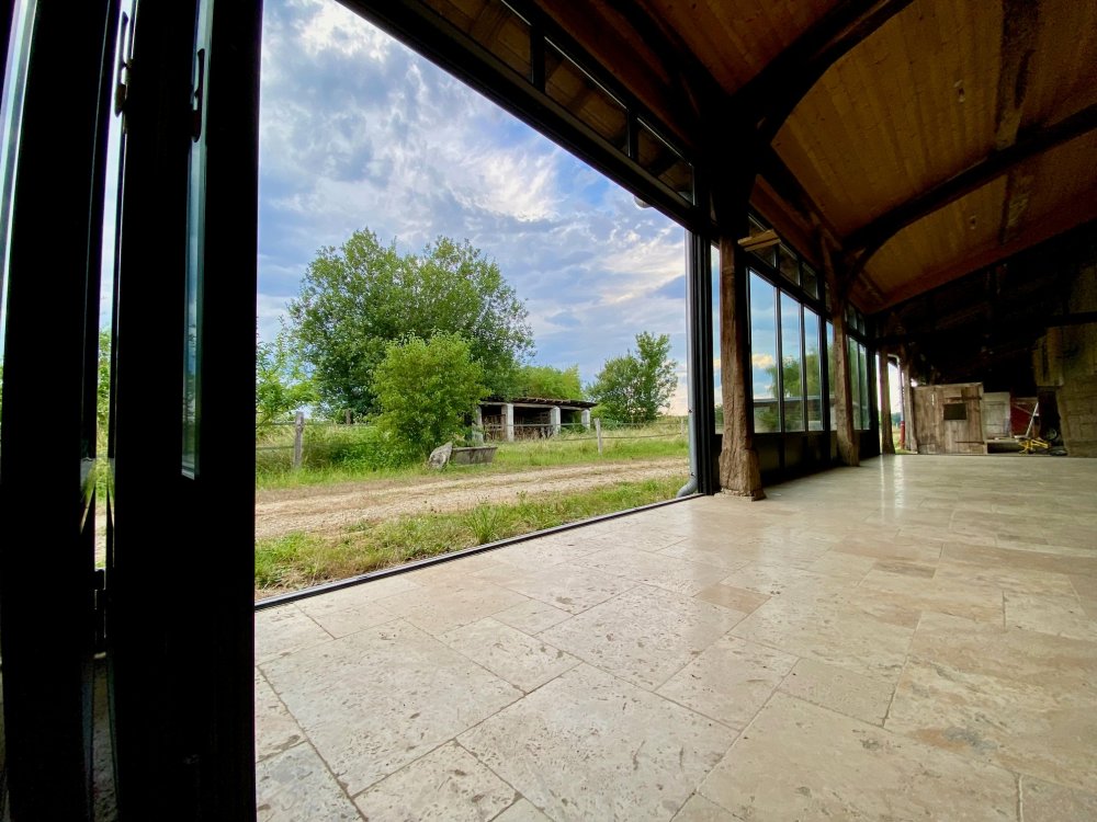 Extension d'une ancienne longère bressane avec nos systèmes aluminium en accordéon près de Bourg-en-Bresse dans l'Ain (01) !