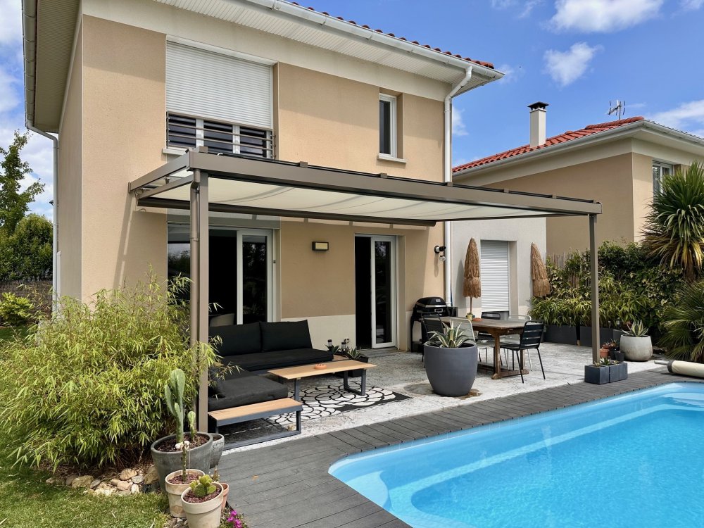 Aménagement d'une pergola avec une toiture entièrement vitrée et mise en place d'un store de toiture dans une magnifique villa à Lyon (69) 