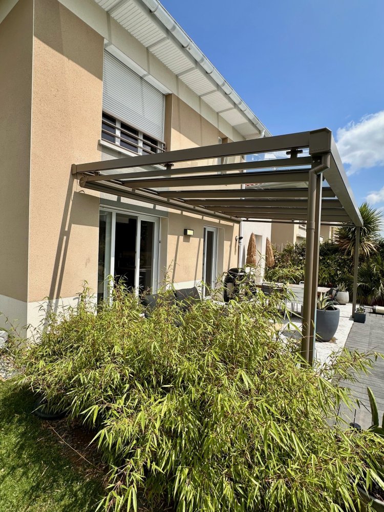 Aménagement d'une pergola avec une toiture entièrement vitrée et mise en place d'un store de toiture dans une magnifique villa à Lyon (69) 