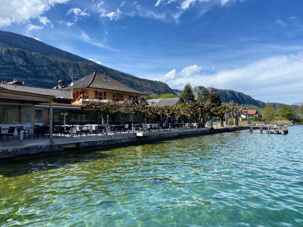 Splendide fermeture de terrasse du Restaurant Chez Ma Cousine situé au bord du Lac d'Annecy (74)