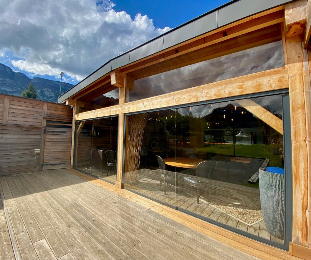 Splendide fermeture de terrasse du Restaurant Chez Ma Cousine situé au bord du Lac d'Annecy (74)