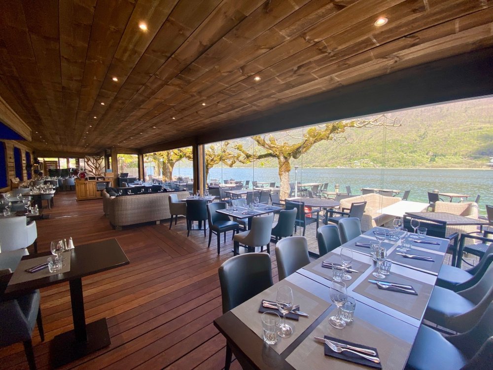 Splendide fermeture de terrasse du Restaurant Chez Ma Cousine situé au bord du Lac d'Annecy (74)