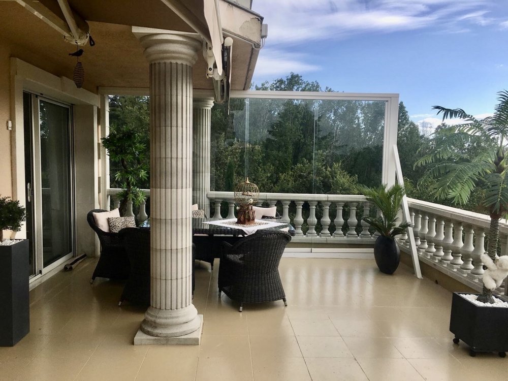 Professionnel pour la pose de fermeture de terrasse avec coulissants entièrement vitrés à Limas - Transparence Conception