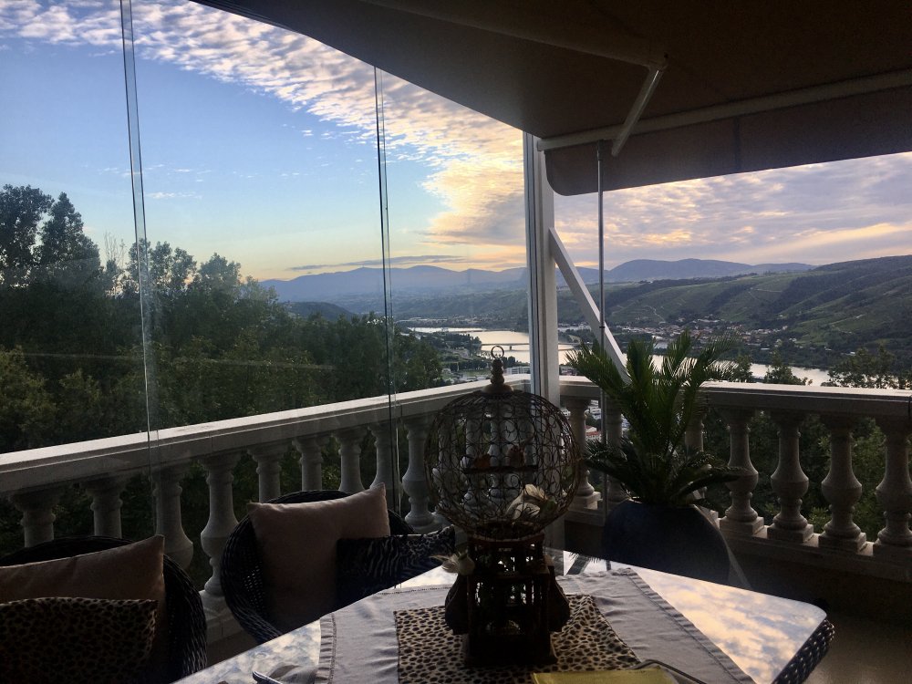 Professionnel pour la pose de fermeture de terrasse avec coulissants entièrement vitrés à Limas - Transparence Conception