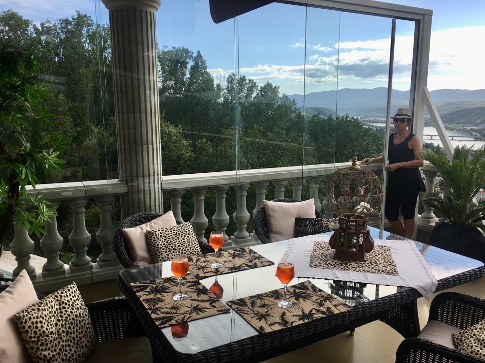 Professionnel pour la pose de fermeture de terrasse avec coulissants entièrement vitrés à Limas - Transparence Conception