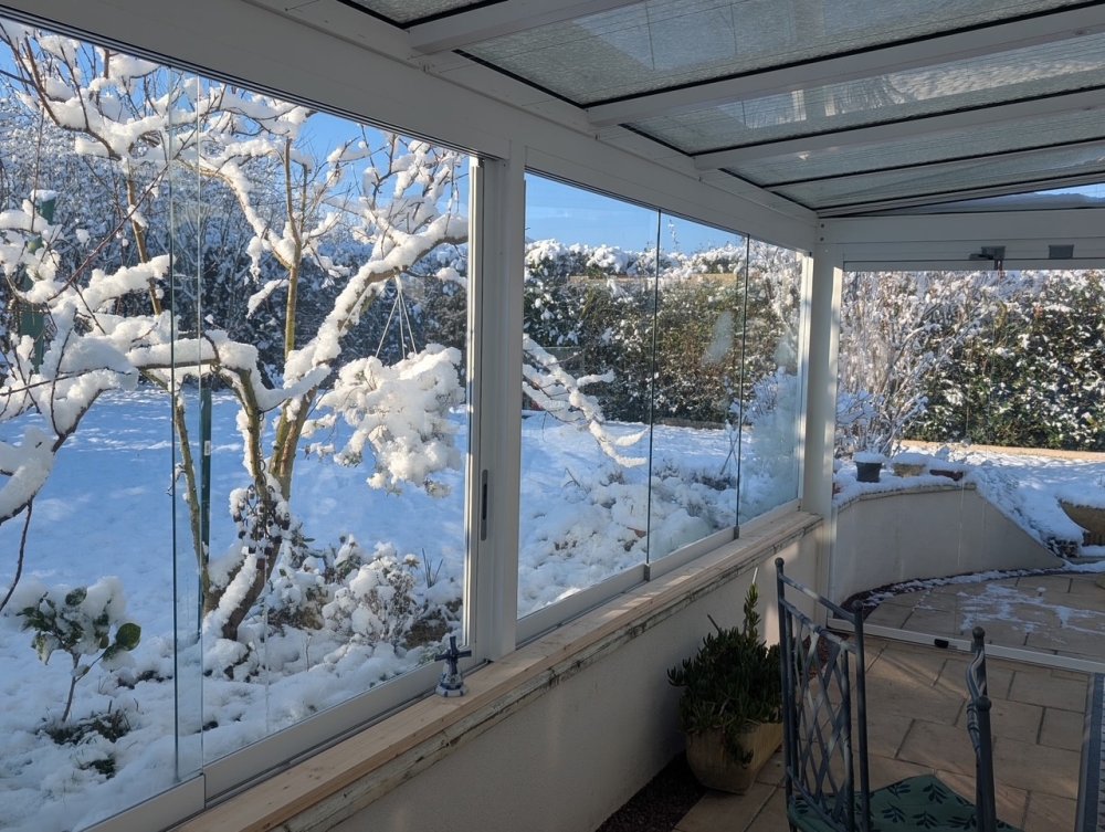 Du soleil à l’hiver : une fermeture de terrasse toujours confortable ! 