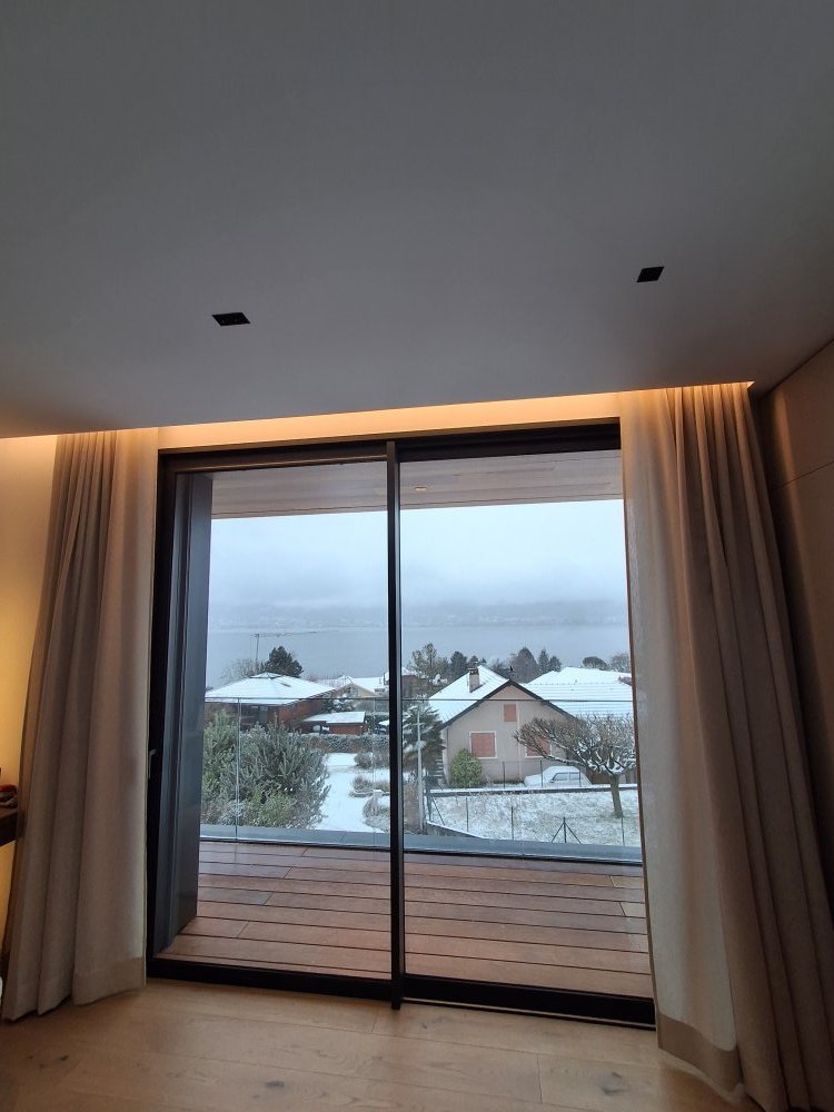 Villa contemporaine à Veyrier‑le‑Lac : menuiseries aluminium et BSO pour une ouverture totale sur le paysage