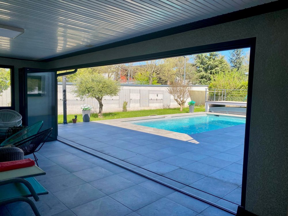 Fermeture sur-mesure de terrasse en baie accordéon 7 vantaux | Isolation & nouvel espace de vie à Neuville-sur-Saône