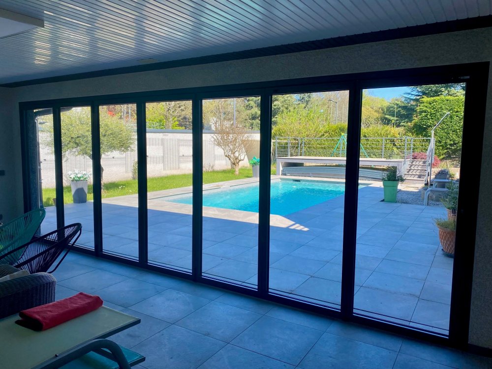 Fermeture sur-mesure de terrasse en baie accordéon 7 vantaux | Isolation & nouvel espace de vie à Neuville-sur-Saône