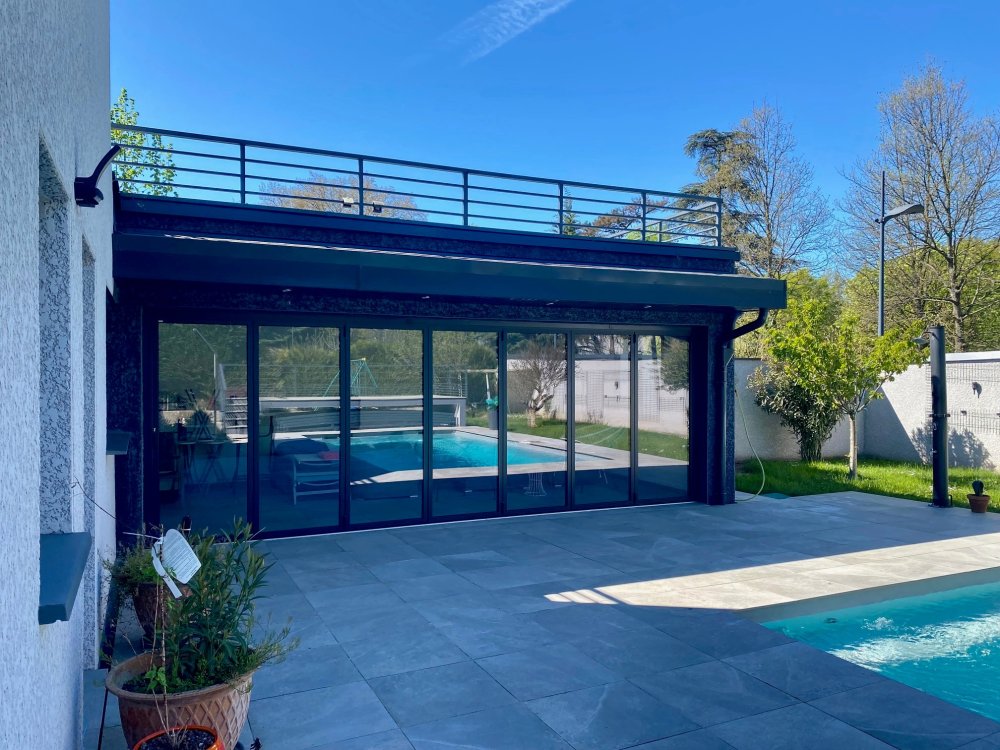 Fermeture sur-mesure de terrasse en baie accordéon 7 vantaux | Isolation & nouvel espace de vie à Neuville-sur-Saône