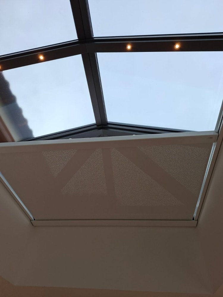 Rénovation et extension d’une habitation d’exception près de Villefranche-sur-Saône (69), intégrant des baies accordéon, une toiture vitrée et des stores sur-mesure.
