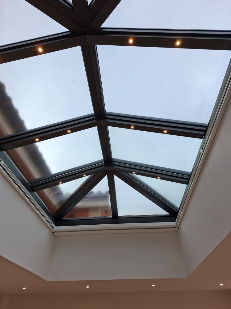 Rénovation et extension d’une habitation d’exception près de Villefranche-sur-Saône (69), intégrant des baies accordéon, une toiture vitrée et des stores sur-mesure.
