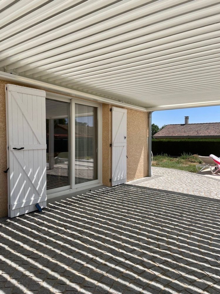 Installation d’une pergola sur-mesure blanche avec lames orientables dans le Rhône (69)