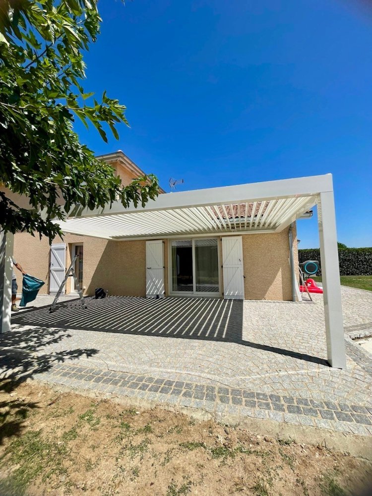 Installation d’une pergola sur-mesure blanche avec lames orientables dans le Rhône (69)
