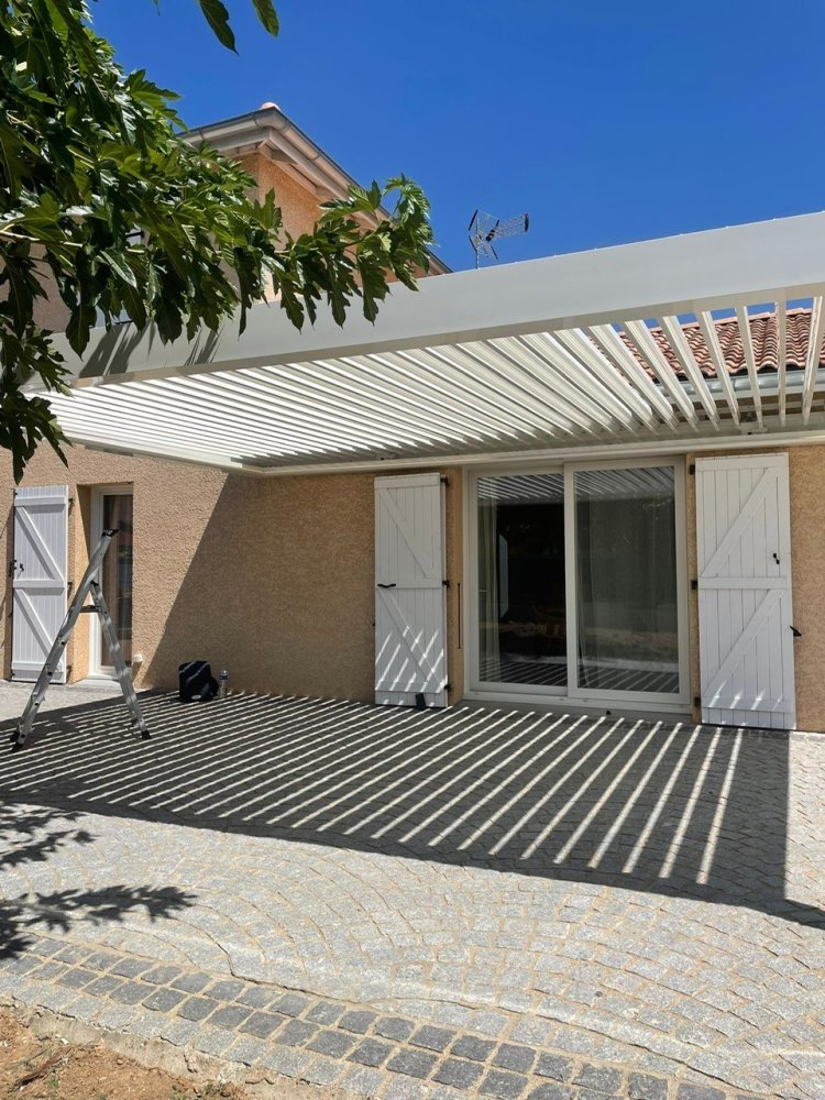Installation d’une pergola sur-mesure blanche avec lames orientables dans le Rhône (69)