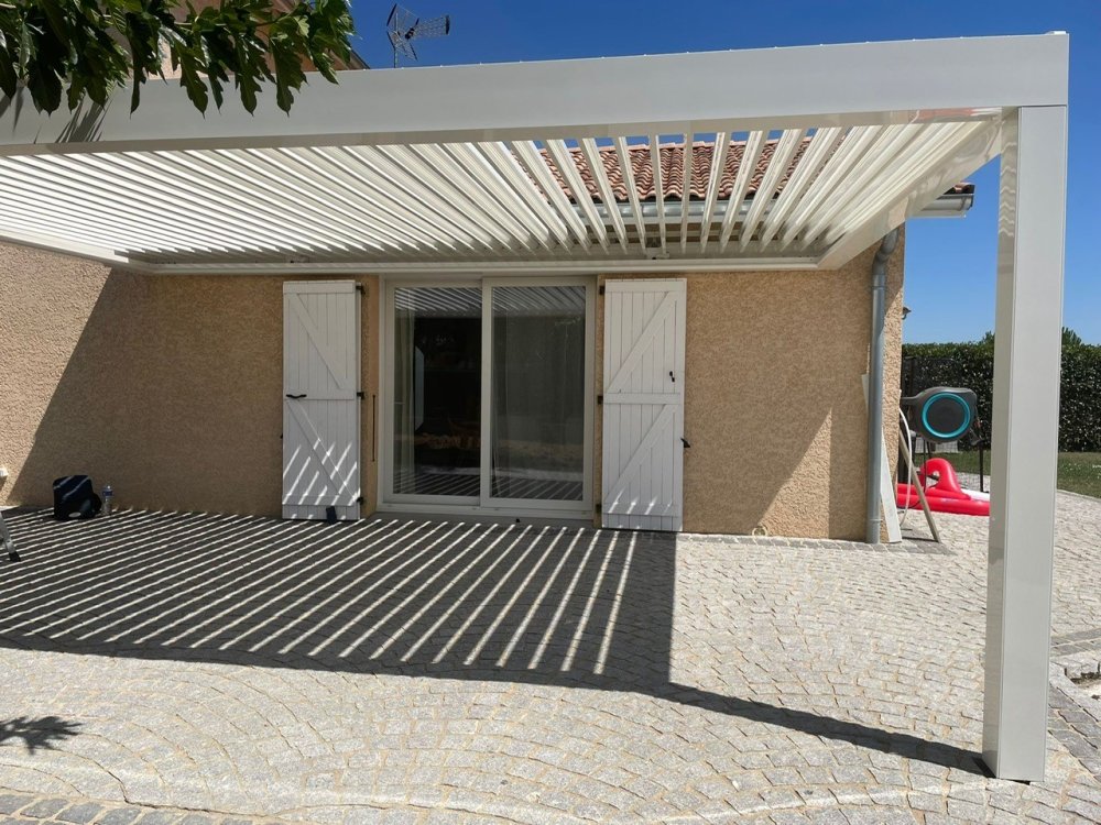 Installation d’une pergola sur-mesure blanche avec lames orientables dans le Rhône (69)