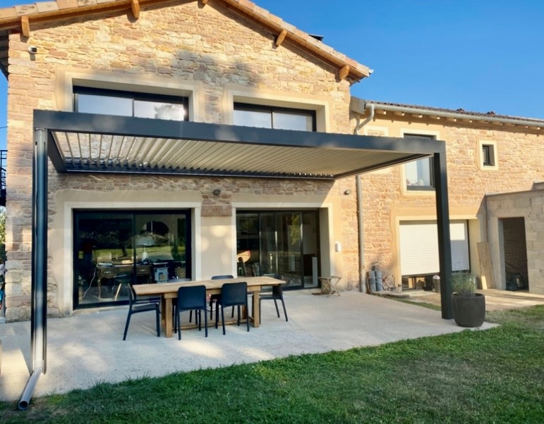 Pose d'une pergola bioclimatique sur mesure de dimensions exceptionnelles : Intégration parfaite dans une façade en pierre à Macon (71)