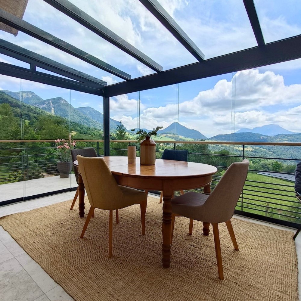  Installation d'une pergola vitrée équipée de coulissants pour profiter d'une vue époustouflante sur la région Haute-Savoie. Installation d'une pergola vitrée équipée de coulissants pour profiter d'une vue époustouflante sur la région Haute-Savoie.  Mise en place d'une pergola vitrée équipée de coulissants pour profiter d'une vue panoramique sur la région Haute-savoie.
