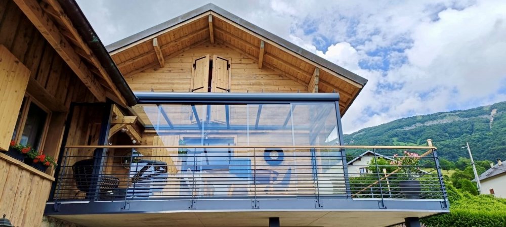 Pose d'une pergola vitrée munie de coulissants pour admirer une vue imprenable sur la région Haute-Savoie.