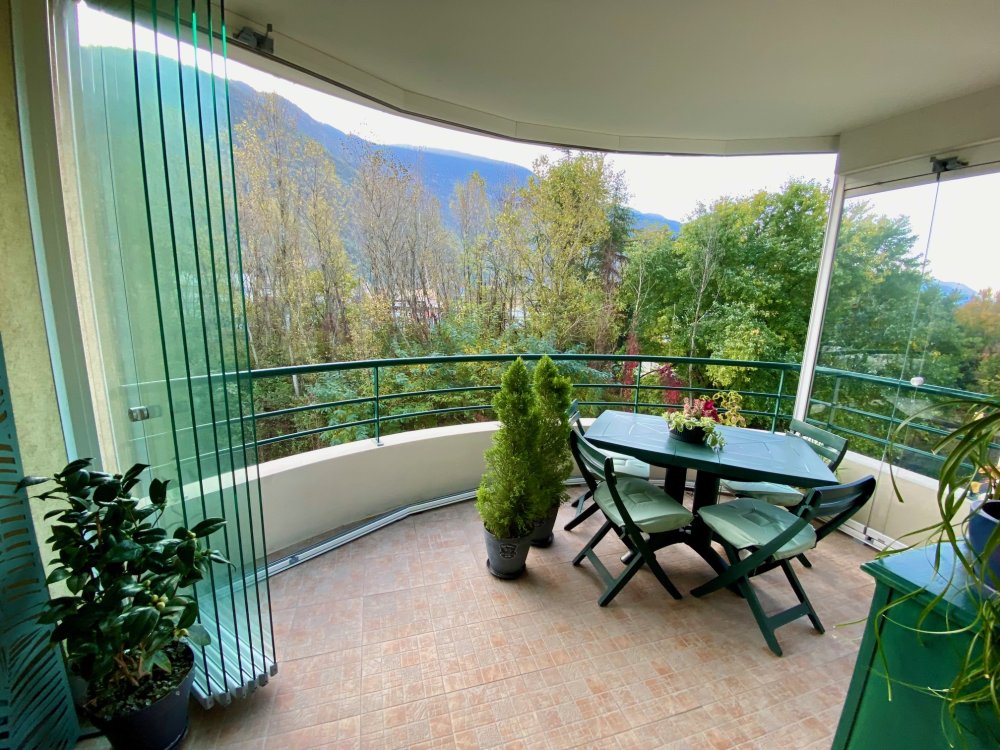 Pose de coulissants pivotants courbes à facettes pour une terasse près de Lyon