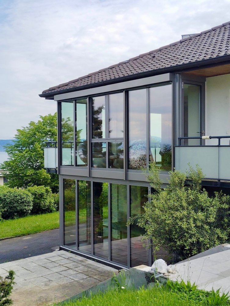 Installation d'une extension entièrement vitrée sur deux niveaux avec une magnifique vue sur le lac Léman (74)