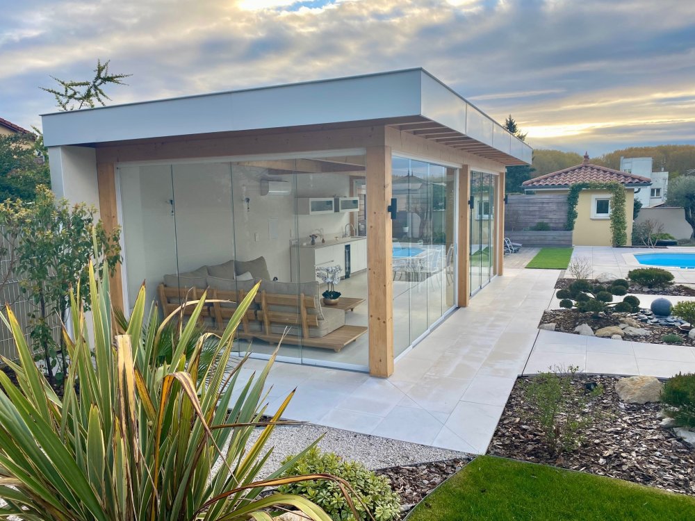 Fermeture complète de pool-house sur mesure : un espace extérieur transformé en véritable lieu de vie proche de Villefranche-sur-Saône
