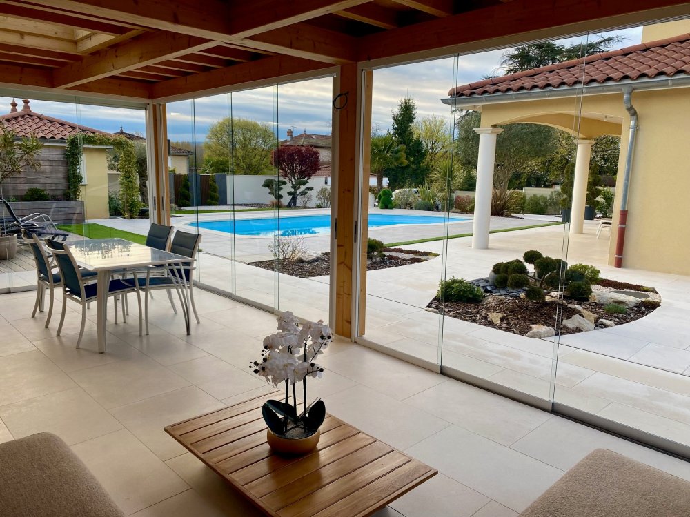 Fermeture complète de pool-house sur mesure : un espace extérieur transformé en véritable lieu de vie proche de Villefranche-sur-Saône