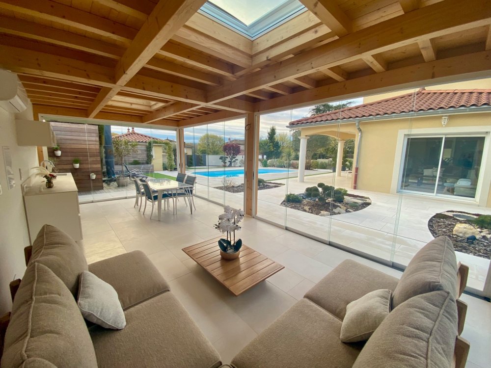 Fermeture complète de pool-house sur mesure : un espace extérieur transformé en véritable lieu de vie proche de Villefranche-sur-Saône