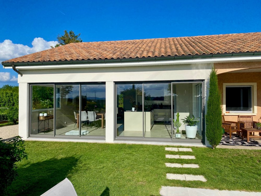 Réalisation d'une extension d'une terrasse comprenant des coulissants en bicoloration dans une villa chaleureuse implantée dans l'Ain (01)