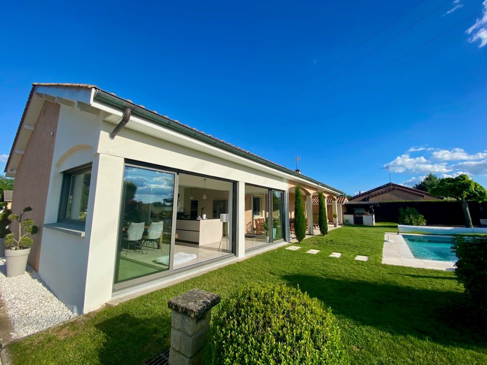 Mise en place de stores screen zip dans une villa chaleureuse implantée dans l'Ain (01)