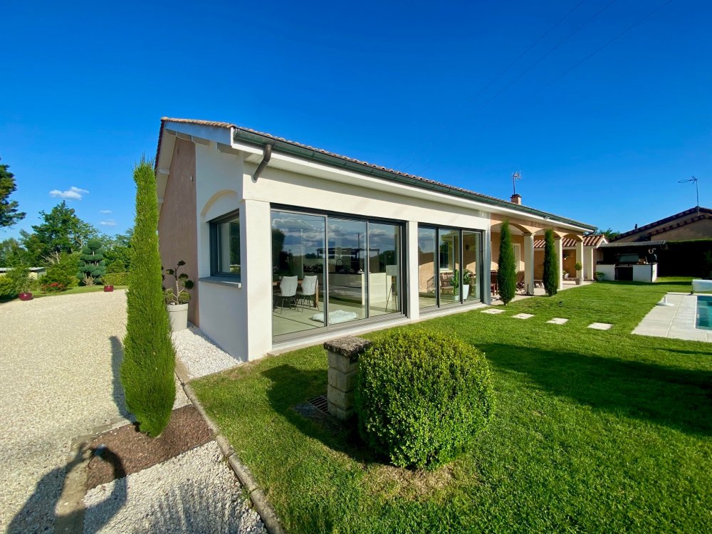 Installation de coulissants en bicoloration dans une villa chaleureuse implantée dans l'Ain (01)