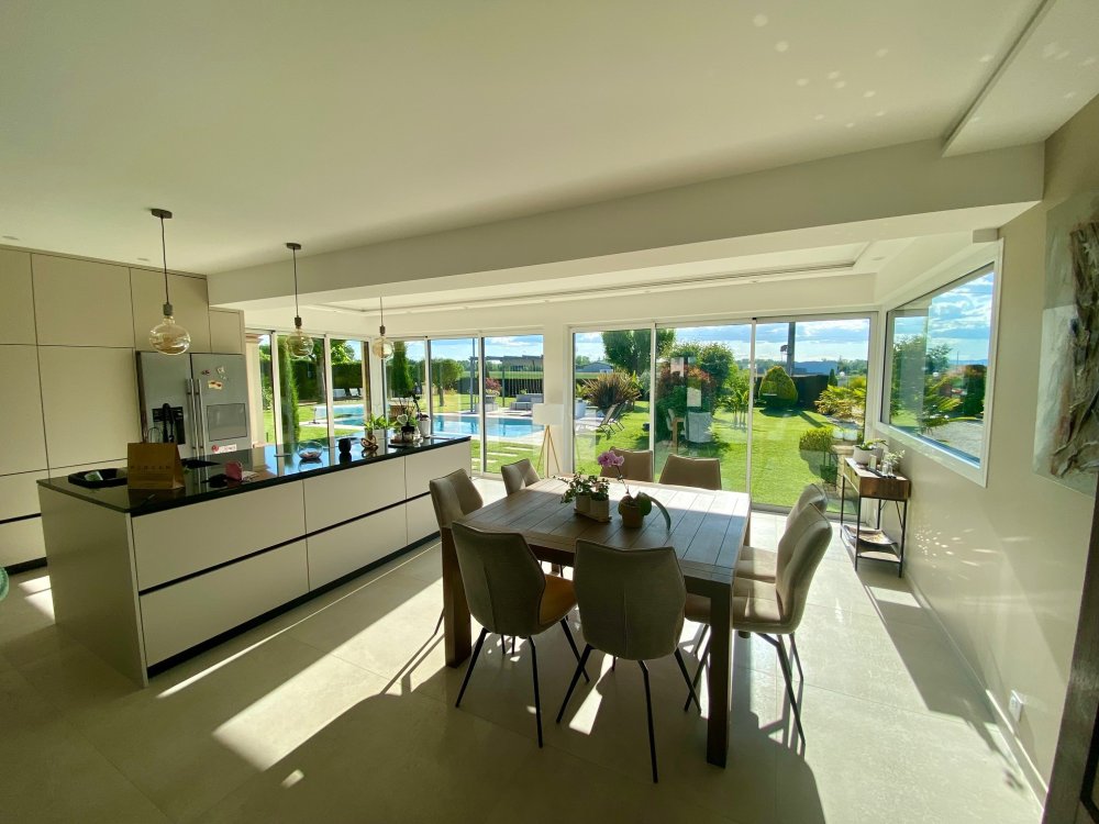 Pose de stores screen zip dans une villa chaleureuse implantée dans l'Ain (01)