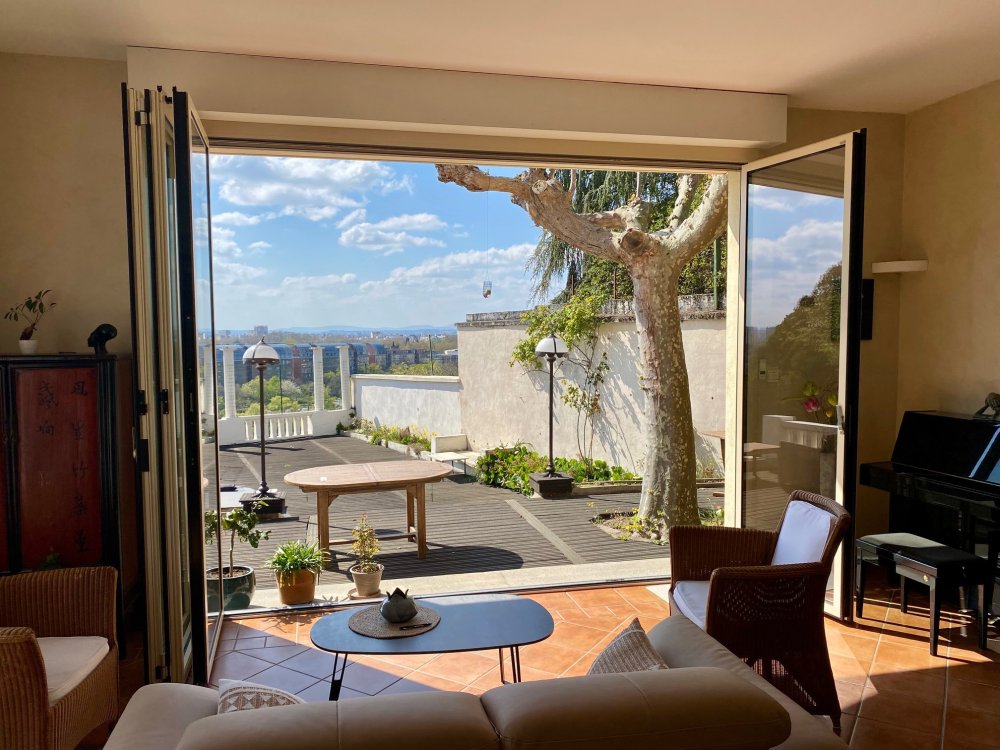 Remplacement d’une baie accordéon dans une villa avec une sublime vue sur Lyon ?