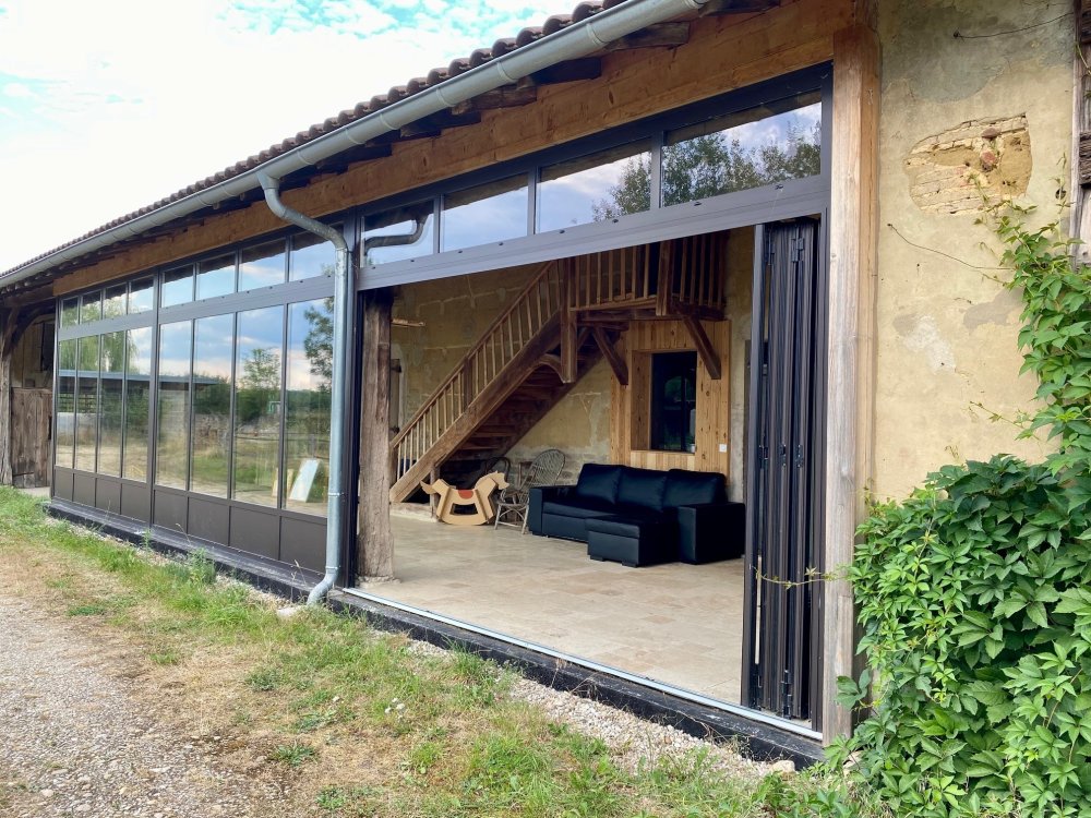Extension d'une ancienne longère bressane avec nos systèmes aluminium en accordéon près de Bourg-en-Bresse dans l'Ain (01)