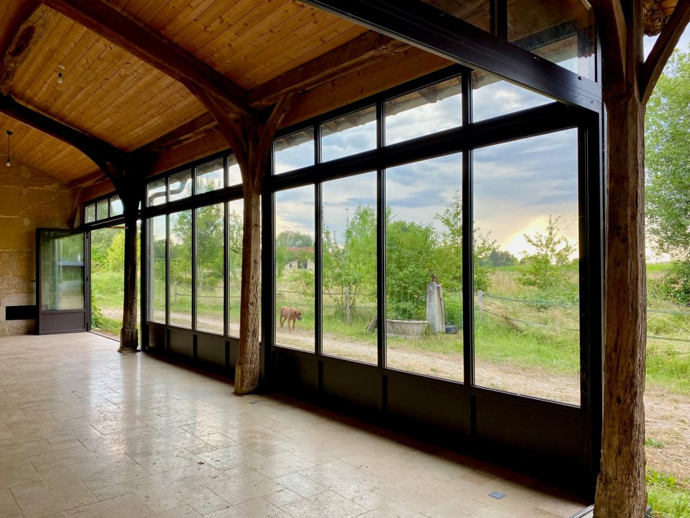 Extension d'une ancienne longère bressane avec nos systèmes aluminium en accordéon près de Bourg-en-Bresse dans l'Ain (01)