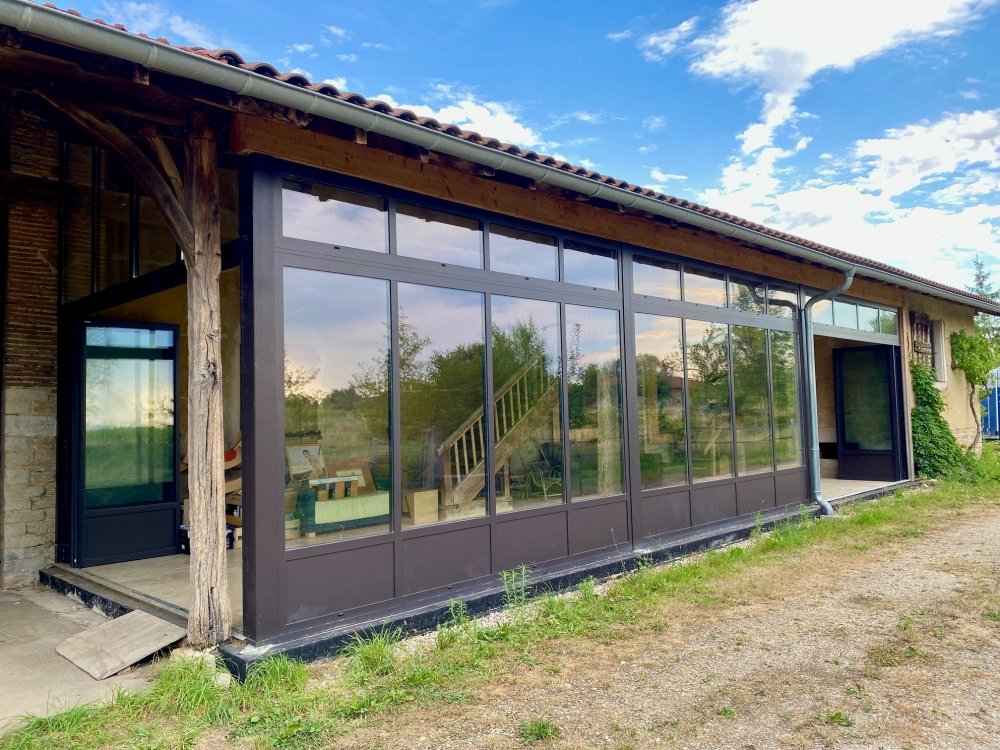 Extension d'une ancienne longère bressane avec nos systèmes aluminium en accordéon près de Bourg-en-Bresse dans l'Ain (01)