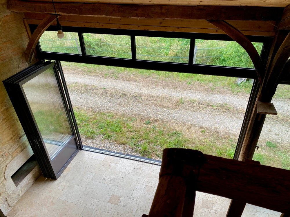 Extension d'une ancienne longère bressane avec nos systèmes aluminium en accordéon près de Bourg-en-Bresse dans l'Ain (01)