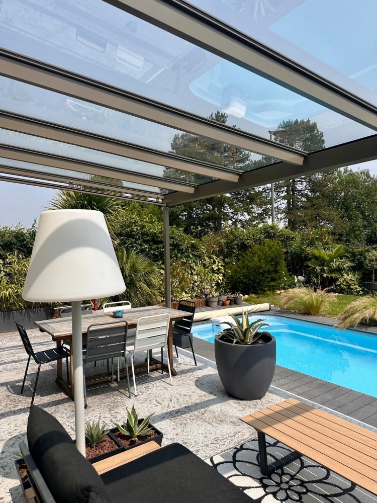 Aménagement d'une pergola avec une toiture entièrement vitrée dans une magnifique villa à Lyon (69)