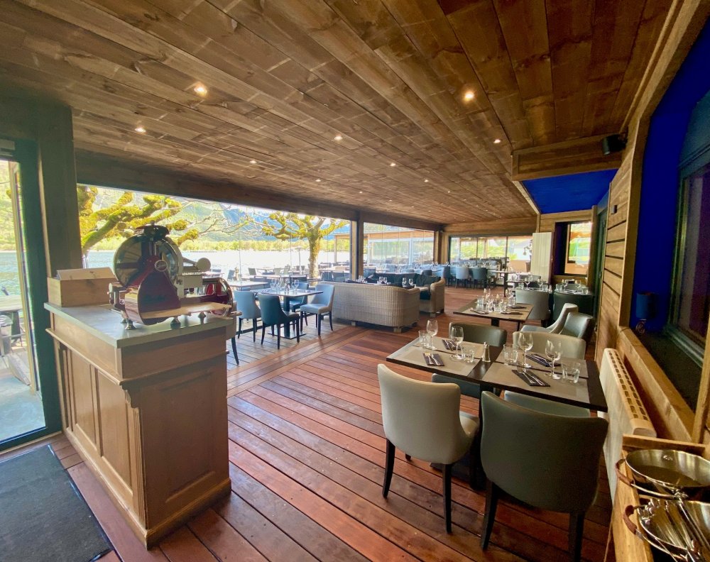 Splendide fermeture de terrasse du Restaurant Chez Ma Cousine situé au bord du Lac d'Annecy (74) 