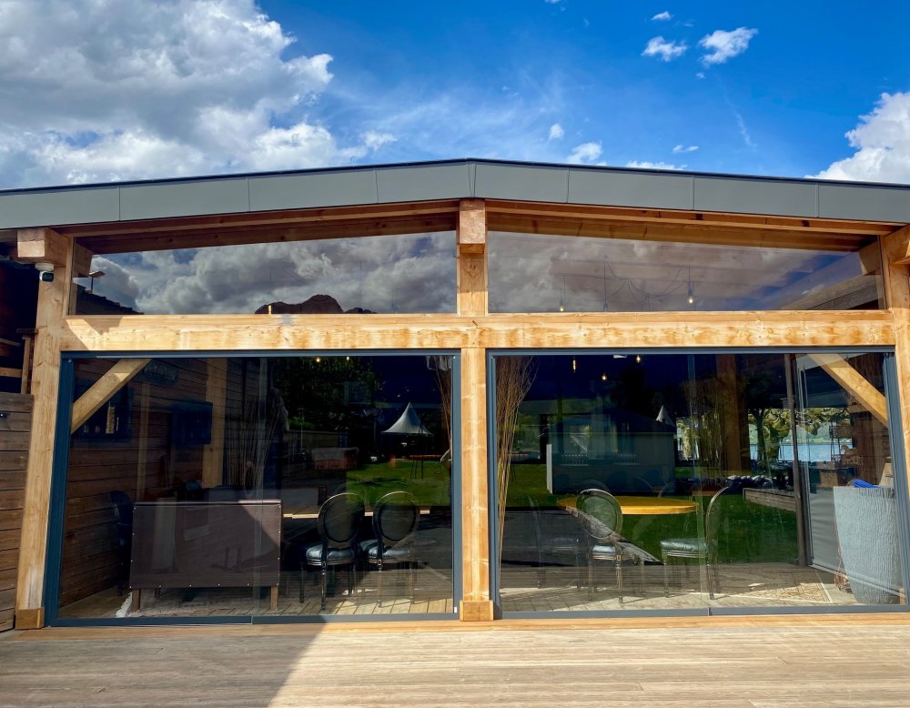 Splendide fermeture de terrasse du Restaurant Chez Ma Cousine situé au bord du Lac d'Annecy (74) 