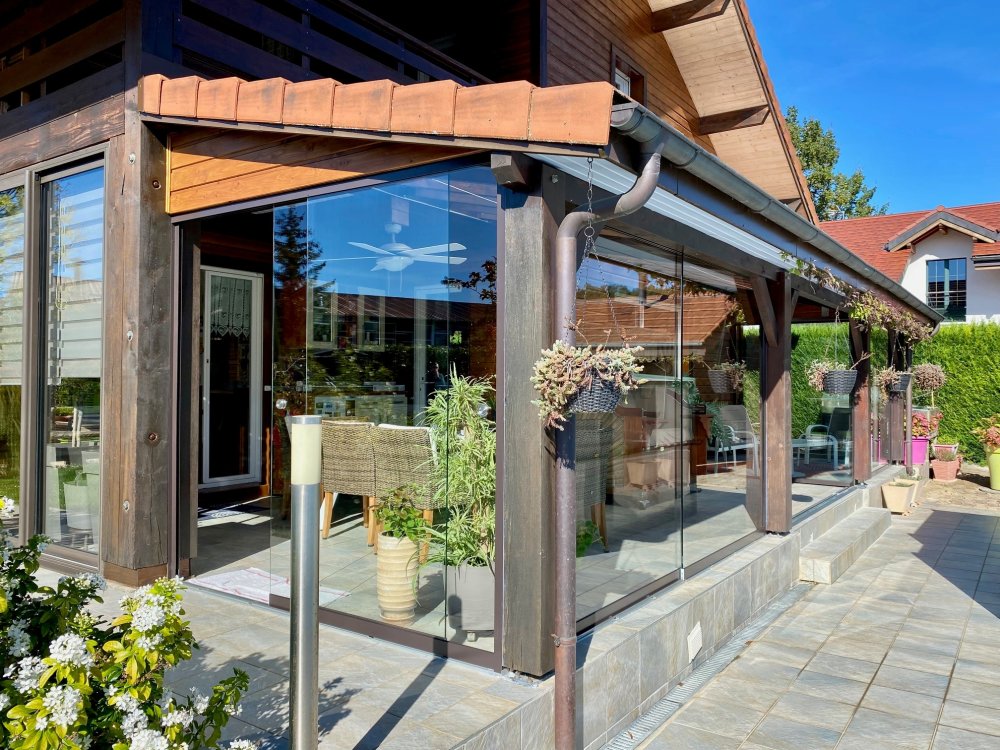 Pose de coulissant pour fermeture de terrasse en Haute-Savoie