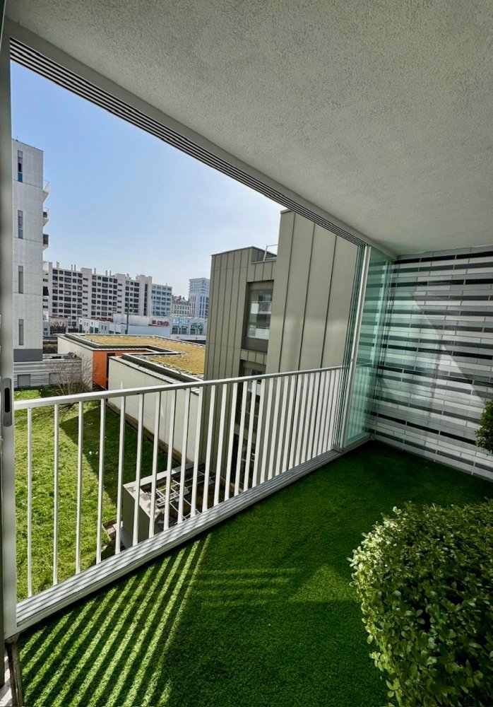 Fermeture de loggia avec système coulissant tout verre : profiter de sa terrasse plus longtemps à Lyon!