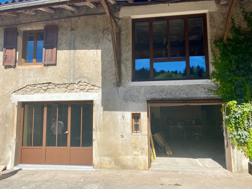Installation d'un ensemble composé avec deux ouvrants en aluminium effet rouille dans une maison située dans l'Ain (01)